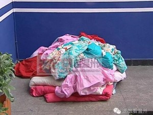 一小孩半夜偷吃葵花籽，风险黄了一床单