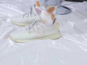 yeezy350 小雏菊变色原理的变色效果是由其独特的设计和材料所决定的